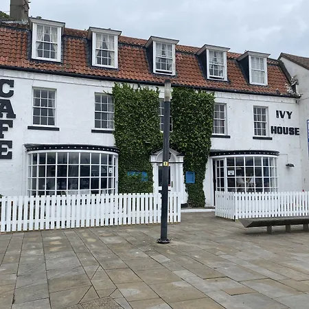 Hotel Ivy By The Sea 3*