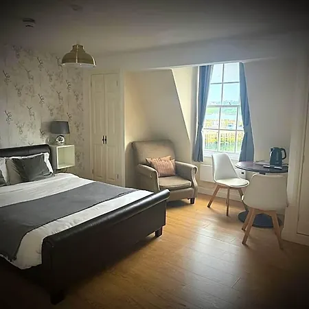 Hotel Ivy By The Sea 3*